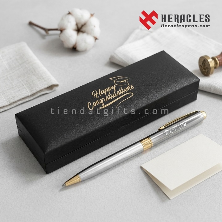 Bút ký Heracles cao cấp khắc tên Tiến Vũ làm quà tặng tốt nghiệp ý nghĩa kèm hộp đựng sang trọng in chữ Happy Congratulations và mũ cử nhân màu vàng.