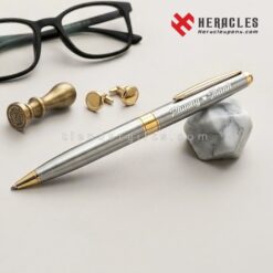 Bút ký cao cấp Heracles vỏ kim loại màu bạc phối vàng sang trọng có khắc tên Phương và Thành làm quà tặng kỷ niệm ý nghĩa cho doanh nhân và người thân.