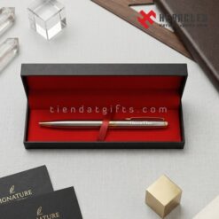 Mẫu bút ký kim loại cao cấp khắc tên Thiên Phú làm quà tặng doanh nghiệp sang trọng đựng trong hộp đen lót nhung đỏ tinh tế từ Tiên Đạt Gifts chất lượng.