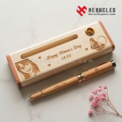 Bút gỗ khắc tên Mỹ Chi và hộp bút gỗ khắc chân dung quà tặng 8/3 ý nghĩa cho phái đẹp từ Heracles Pens thiết kế tinh xảo độc bản theo yêu cầu khách hàng.
