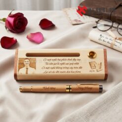 Quà tặng thầy giáo dịp 20/11 là bộ hộp bút gỗ cao cấp khắc chân dung kèm lời chúc ý nghĩa tôn vinh nghề giáo cao quý giúp lưu giữ kỷ niệm sư phạm bền lâu nhất.