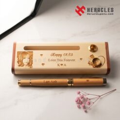 Quà tặng bút gỗ khắc tên và hộp bút gỗ khắc chân dung hình ảnh cá nhân kèm lời chúc Merry Christmas ý nghĩa dành cho bạn gái Lan Anh trong dịp Noel năm nay.