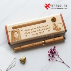 Mẫu hộp bút gỗ khắc hình chân dung và lời chúc 8/3 ý nghĩa dành tặng bạn gái Mỹ Hoa với thiết kế tinh xảo kèm bút gỗ cao cấp Heracles độc đáo nhất.