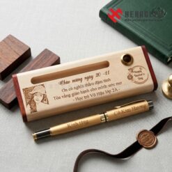 Bút gỗ khắc tên kèm hộp gỗ cao cấp in hình chân dung và lời chúc ý nghĩa tri ân thầy cô giáo ngày 20-11 từ học sinh lớp 2A tặng cô Kim Hương đẹp tinh tế