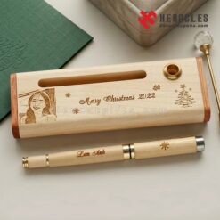 Bút gỗ khắc tên Lan Anh kèm hộp đựng khắc chân dung quà tặng Noel Merry Christmas 2022 cao cấp thiết kế theo yêu cầu tinh tế sang trọng cho bạn nữ thân yêu.