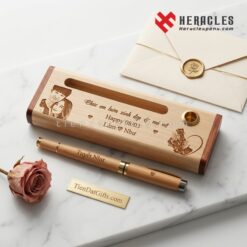 Quà tặng bút gỗ khắc tên và hình ảnh chân dung kỷ niệm ngày 8/3 ý nghĩa dành cho phái đẹp với thiết kế hộp gỗ tinh xảo sang trọng cao cấp Heracles.