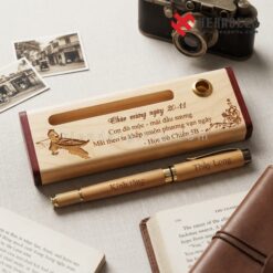 Bút gỗ khắc tên và hộp bút gỗ cao cấp quà tặng thầy cô giáo ngày 20-11 ý nghĩa khắc lời chúc cảm động từ học sinh lớp 5B gửi tặng thầy Long thân yêu.