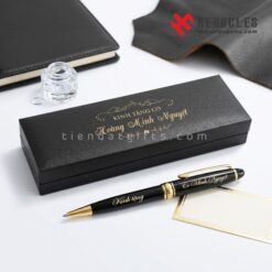 Bút ký tên cao cấp khắc dòng chữ Kính tặng cô Hoàng Minh Nguyệt đặt cạnh hộp đựng sang trọng là món quà tri ân thầy cô giáo tinh tế và vô cùng ý nghĩa.