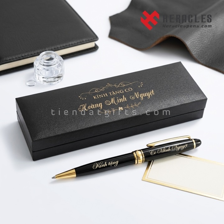 Bút ký tên cao cấp khắc dòng chữ Kính tặng cô Hoàng Minh Nguyệt đặt cạnh hộp đựng sang trọng là món quà tri ân thầy cô giáo tinh tế và vô cùng ý nghĩa.