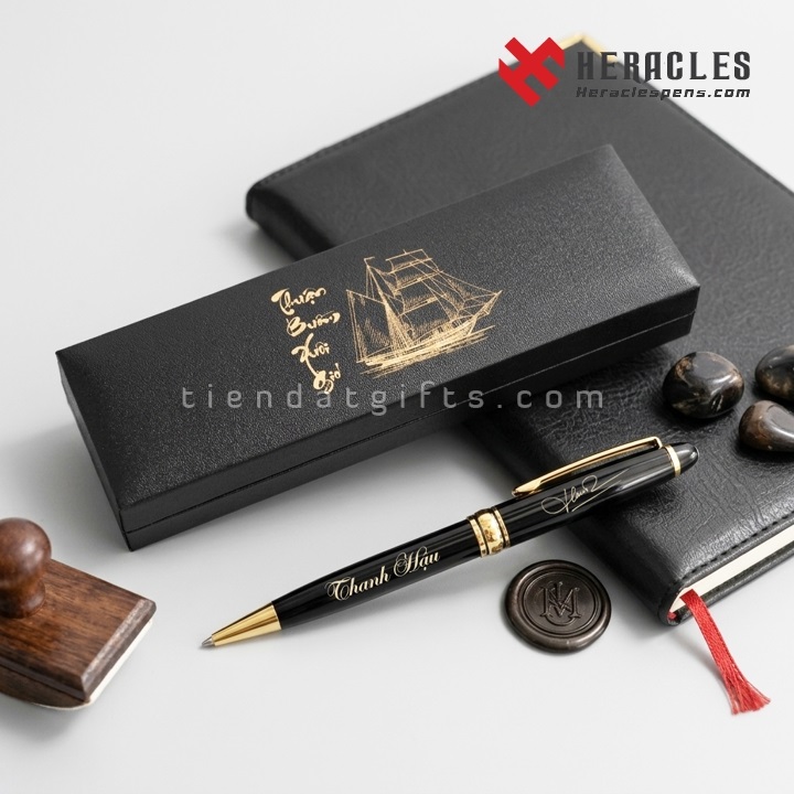 Bút ký tên Thanh Hậu mạ vàng sang trọng kèm hộp đựng in hình thuyền thuận buồm xuôi gió và sổ tay da cao cấp làm quà tặng doanh nghiệp ý nghĩa độc đáo nhất