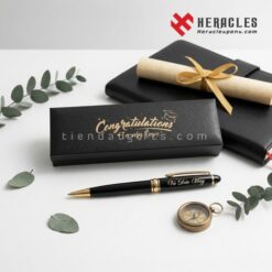 Hình ảnh bộ quà tặng bút ký cao cấp khắc tên Vũ Đức Huy kèm hộp đựng in lời chúc mừng tốt nghiệp ý nghĩa dành cho người yêu trong ngày lễ nhận bằng.
