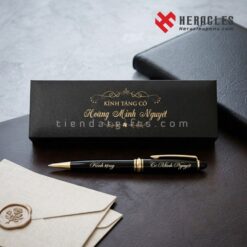 Bút ký cao cấp màu đen khắc tên Cô Hoàng Minh Nguyệt mạ vàng sang trọng đựng trong hộp quà tặng bọc da đen ép kim hoa văn tinh xảo để tặng thầy cô giáo.
