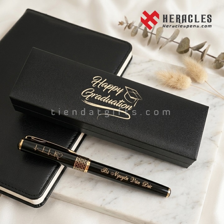Bút ký cao cấp Heracles 007V khắc tên bác sĩ Nguyễn Văn Đức làm quà tặng tốt nghiệp ý nghĩa kèm hộp đựng sang trọng in chữ vàng Happy Graduation đẹp.