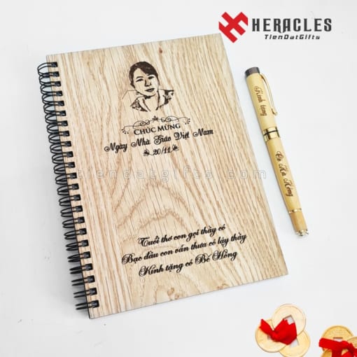 xuong-san-xuat-so-tay-bia-go-heracles-in-khac-ten-chu-logo-cong-ty-lam-qua-tang-dai-hoi-qua-tang-doanh-nghiep-gia-re-san-xuat-nhanh-lay-lien-18102022 (13)