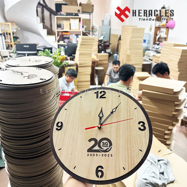 Xuong-san-xuat-cung-cap-dong-ho-go-treo-tuong-in-khac-ten-chu-logo-theo-yeu-cau-lam-qua-tang-sinh-nhat-su-kien-dai-hoi-doanh-nghiep-khac-hang-tet-cuoi-nam-SG-FOOD-SAI-GON (8)