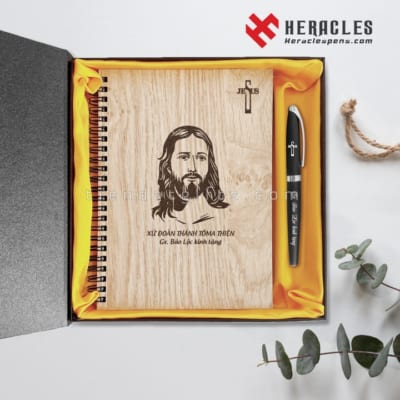 Set quà tặng sổ gỗ A5 chống ẩm và bút ký khắc logo, quà tặng công giáo chúa jesu