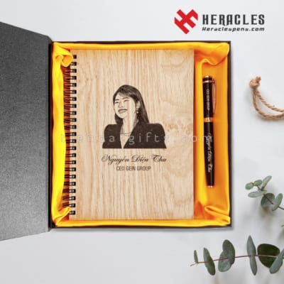 15+ món quà tặng cô giáo cuối năm học tinh tế và ý nghĩa 46 Bộ quà tặng gifset sổ tay bìa gỗ khắc hình ảnh + bút ký heracles cao cấp khắc tên, logo làm quà tặng quà 8/3 20/10 20/11 cho cô giáo
