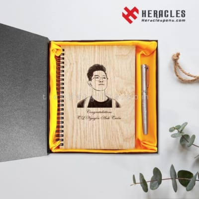 Quà tặng thầy cô giá rẻ nhưng tinh tế - Ý nghĩa nằm ở sự lựa chọn 4 Set quà tặng doanh nghiệp gồm sổ gỗ và bút ký khắc tên, quà tri ân khách hàng đối tác