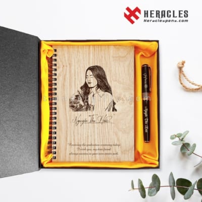 Top quà tặng 20/11 cho cô giáo – Tinh tế, thiết thực và đầy cảm xúc 24 Quà 20/10 cho nhân viên nữ – Bộ quà tặng sổ tay bằng gỗ khắc hình + bút ký khắc tên kèm hộp đựng cao cấp