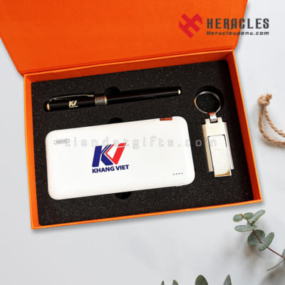 Shop quà tặng: Bộ giftset quà tặng doanh nghiệp in logo Khang Việt gồm bút ký cao cấp, pin sạc dự phòng Remax và móc khóa USB kim loại sang trọng mẫu mới nhất 2026.