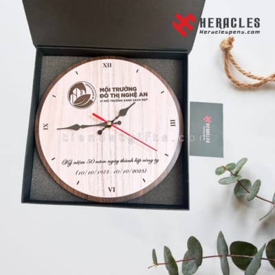 Đồng hồ gỗ khắc logo doanh nghiệp làm quà tặng sang trọng cho khách hàng đối tác