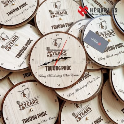 Dong-ho-go-heracles-de-ban-tron-khac-ten-chu-hinh-anh-logo-cau-chuc-lam-qua-tang-sinh-nhat-su-kien-dai-hoi-doanh-nghiep-ky-niem-5-10-nam-thanh-lap-cong-ty-truong-phuc-235v3 (1)