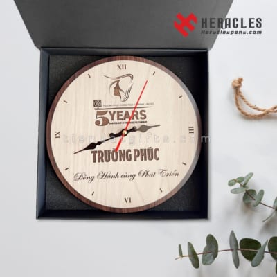 Dong-ho-go-heracles-de-ban-tron-khac-ten-chu-hinh-anh-logo-cau-chuc-lam-qua-tang-sinh-nhat-su-kien-dai-hoi-doanh-nghiep-ky-niem-5-10-nam-thanh-lap-cong-ty-truong-phuc-235v3 (1)