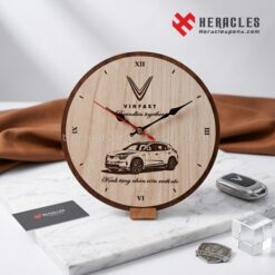 Mẫu đồng hồ gỗ để bàn tròn khắc logo Vinfast và hình ô tô làm quà tặng doanh nghiệp ý nghĩa, đồng hồ gỗ khắc tên nhân viên xuất sắc Heracles 002 cao cấp.