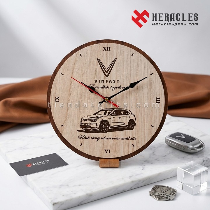 Mẫu đồng hồ gỗ để bàn tròn khắc logo Vinfast và hình ô tô làm quà tặng doanh nghiệp ý nghĩa, đồng hồ gỗ khắc tên nhân viên xuất sắc Heracles 002 cao cấp.