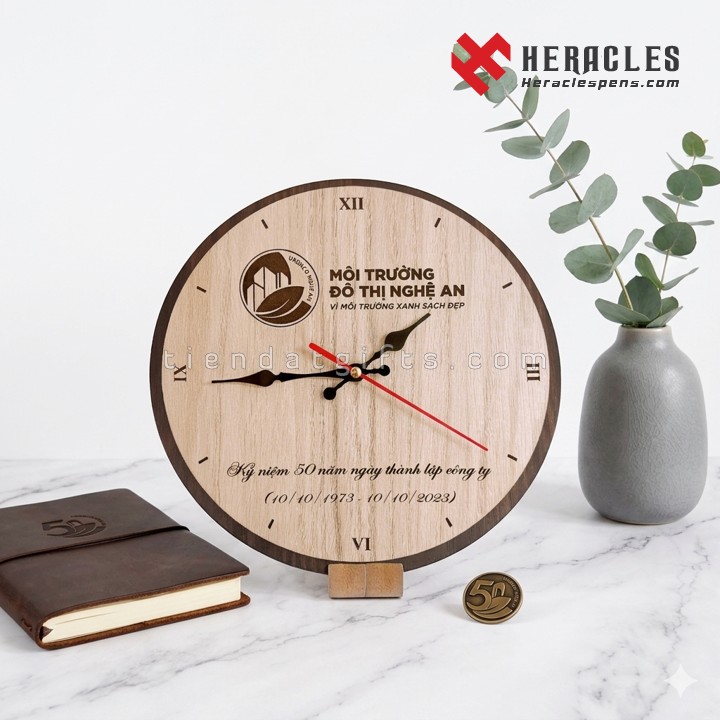 Mẫu đồng hồ gỗ để bàn khắc logo Công ty Môi trường Đô thị Nghệ An làm quà tặng kỷ niệm 50 năm thành lập sang trọng tinh tế và vô cùng ý nghĩa nhất