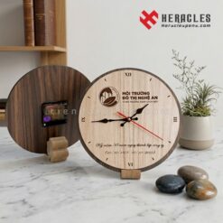 Chi tiết mặt trước và mặt sau bộ máy đồng hồ gỗ khắc chữ làm quà tặng kỷ niệm ngày thành lập công ty với thiết kế vân gỗ tối màu cực kỳ sang trọng quý phái