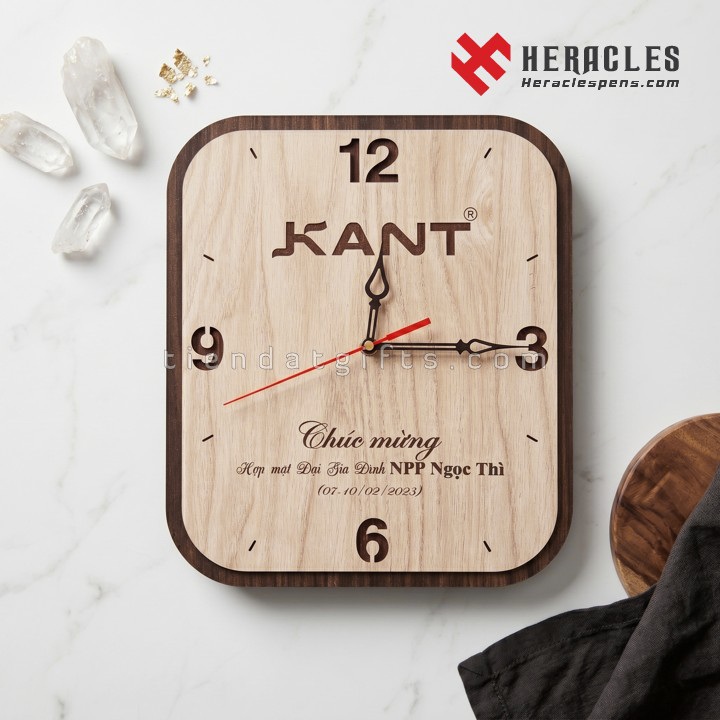 Đồng hồ gỗ treo tường KANT cao cấp in chữ chúc mừng họp mặt đại gia đình NPP Ngọc Thì làm quà tặng kỷ niệm thiết kế sang trọng bền đẹp theo thời gian