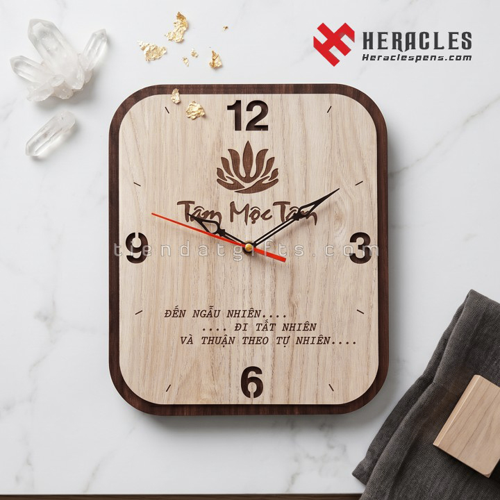 Quà tặng đồng hồ gỗ khắc logo công ty và những câu nói hay ý nghĩa về cuộc sống dùng để trang trí văn phòng làm việc hoặc làm quà biếu đối tác cực kỳ cao cấp.