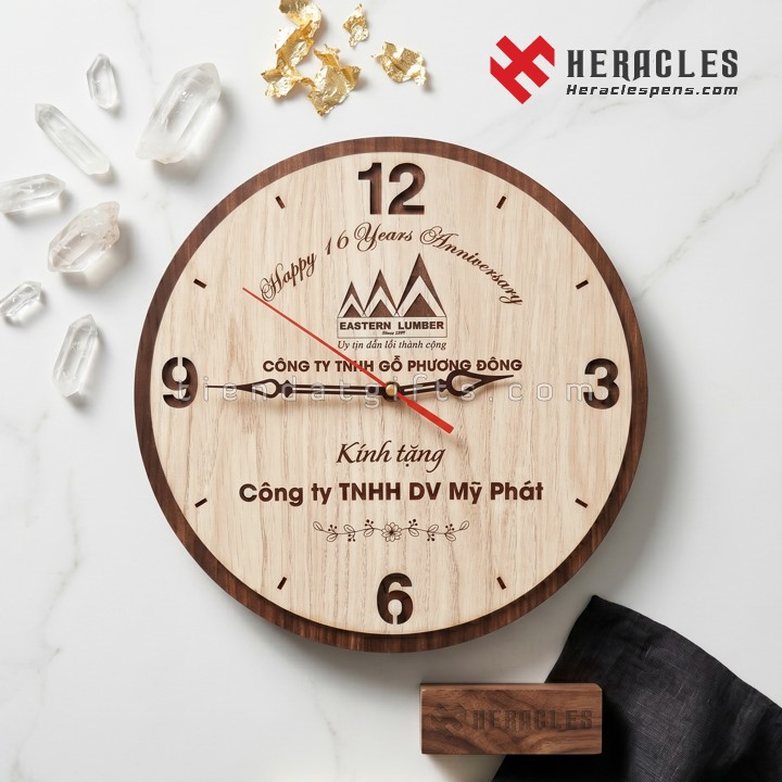 Mẫu đồng hồ gỗ treo tường in logo Eastern Lumber làm quà tặng kỷ niệm 16 năm thành lập doanh nghiệp sang trọng từ công ty TNHH DV Mỹ Phát kính tặng.
