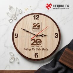 Đồng hồ gỗ treo tường Heracles 002 khắc hình ảnh logo Sài Gòn Food làm quà tặng đại hội doanh nghiệp và tri ân thầy cô giáo nhân dịp sinh nhật ý nghĩa nhất.