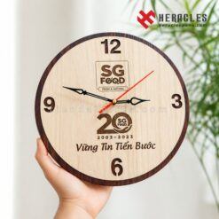 Mẫu đồng hồ gỗ treo tường tròn khắc logo Sài Gòn Food kỷ niệm 20 năm thành lập Vững tin tiến bước làm quà tặng tết tri ân khách hàng đối tác cao cấp nhất.