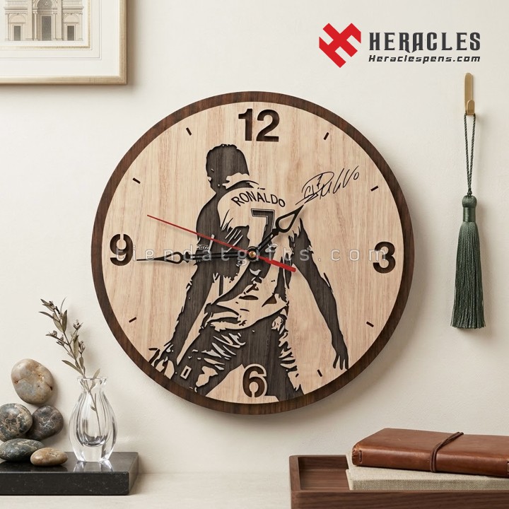 Đồng hồ gỗ treo tường khắc chân dung cầu thủ Cristiano Ronaldo biểu cảm ăn mừng chiến thắng đầy năng lượng dành cho người đam mê bóng đá thế giới CR7