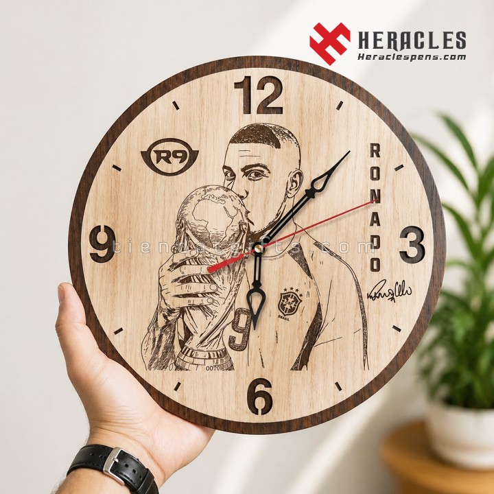 Đồng hồ gỗ treo tường khắc laser chân dung Ronaldo De Lima R9 đang hôn chiếc cúp vàng vô địch thế giới cực kỳ sắc nét và sang trọng cho fan bóng đá.
