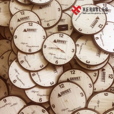 Kho đồng hồ gỗ khắc logo GRIVIET số lượng lớn – Quà tặng doanh nghiệp tri ân khách hàng, in logo thương hiệu, đồng hồ gỗ sự kiện, sản xuất đồng hồ quà tặng theo yêu cầu