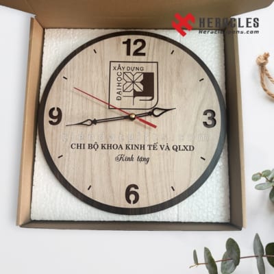 Xuong-san-xuat-cung-cap-dong-ho-go-treo-tuong-in-khac-ten-chu-logo-theo-yeu-cau-lam-qua-tang-sinh-nhat-tri-an-thay-co-giao-20-11-8-3-20-10-dai-hoc-xay-dung-ha-noi (1)