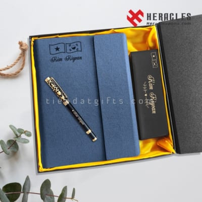 Quà 20/11 Tặng thầy cô giáo – Trao đi yêu thương, lưu giữ ký ức 3 Bộ quà tặng giftset sổ da + bút ký khắc tên chữ câu chúc theo yêu cầu - Quà 20/11 tặng thầy cô giáo, tri ân người đưa đò