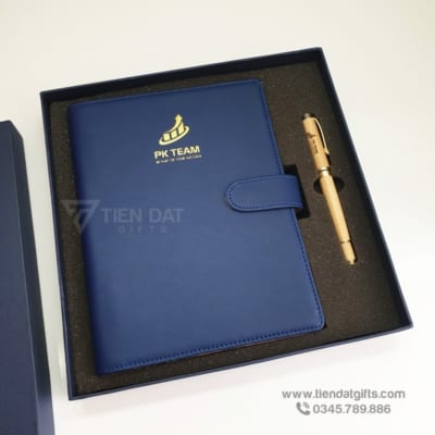 Bộ giftset sổ tay bìa da in logo + Bút ký bằng gỗ khắc tên + Hộp Đựng cao Cấp làm qua tang tet cho Doanh nghiep