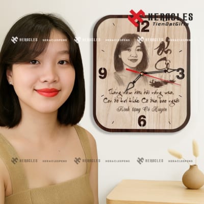 Đồng hồ gỗ khắc tên làm quà tặng cô giáo 20/11 67 Đồng hồ gỗ treo tường khắc tên và hình cô giáo – quà tặng 20/11 đầy cảm xúc