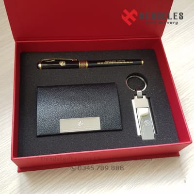 Bộ quà tặng giftset bút ký cao cấp phối hợp hộp đựng namecard sang trọng và móc khóa khắc logo doanh nghiệp tinh xảo giúp nâng tầm thương hiệu bền vững.