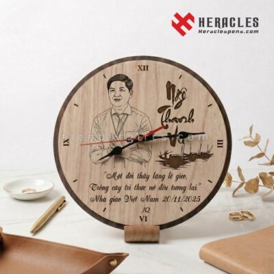 Đồng hồ gỗ khắc chân dung tri ân Ngày Nhà giáo Việt Nam 20/11/2025 tặng thầy cô thiết kế tinh tế với lời chúc ý nghĩa về nghề giáo cao quý từ thương hiệu Heracles.