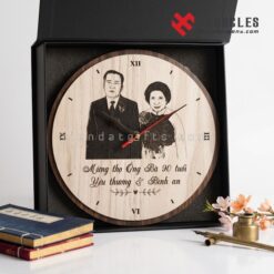 Đồng Hồ Gỗ – Quà Tặng Sinh Nhật, Mừng Thọ Ông Bà Nội Ngoại Trang Trọng 4 Đồng hồ gỗ quà tặng mừng thọ khắc hình thật của ông bà kèm lời chúc yêu thương, máy kim trôi êm ái phù hợp trang trí phòng ngủ người cao tuổi rất đẹp. (149 ký tự) Tiêu đề Ảnh: Quà mừng thọ ông bà ý nghĩa với đồng hồ gỗ khắc chân dung và tên riêng tinh tế