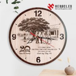 Đồng hồ gỗ treo tường khắc hình học sinh và trường học – Quà tặng họp lớp kỷ niệm 20 năm ngày ra trường, tri ân thầy cô trường THCS Mỹ Thạnh Tây niên khóa 1997–2001