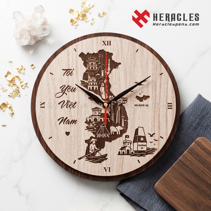 Mẫu đồng hồ gỗ để bàn in hình bản đồ Việt Nam khắc laser tinh xảo dòng chữ Tôi Yêu Việt Nam làm quà tặng doanh nghiệp cao cấp độc đáo từ Heracles Pens.