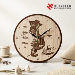 Chi tiết mặt đồng hồ gỗ để bàn in hình bản đồ Việt Nam cùng biểu tượng các địa danh nổi tiếng khắc laser sắc nét thương hiệu quà tặng gỗ Heracles Pens.