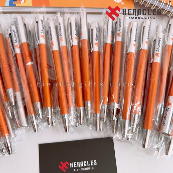 Sổ Tay In Logo Giá Rẻ – Sổ Tay Lò Xo A5 & Bút Bi Quà Tặng Doanh Nghiệp Ahamove 18 Bộ sổ tay lò xo A5 in logo công ty và bút bi theo yêu cầu